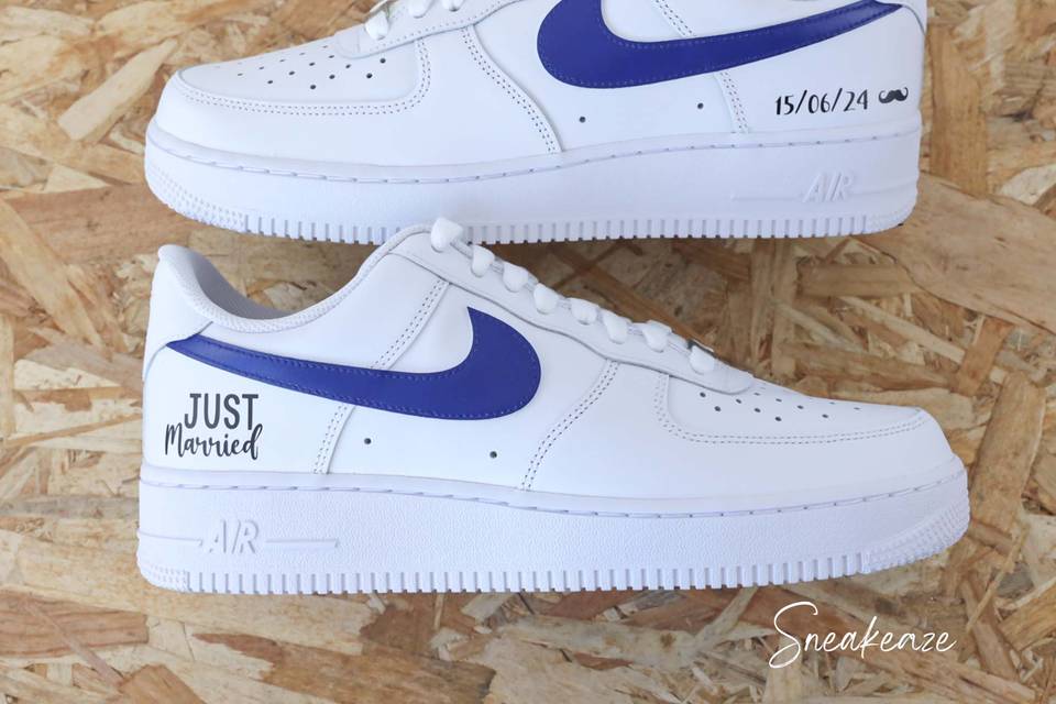 Swoosh bleu et moustache