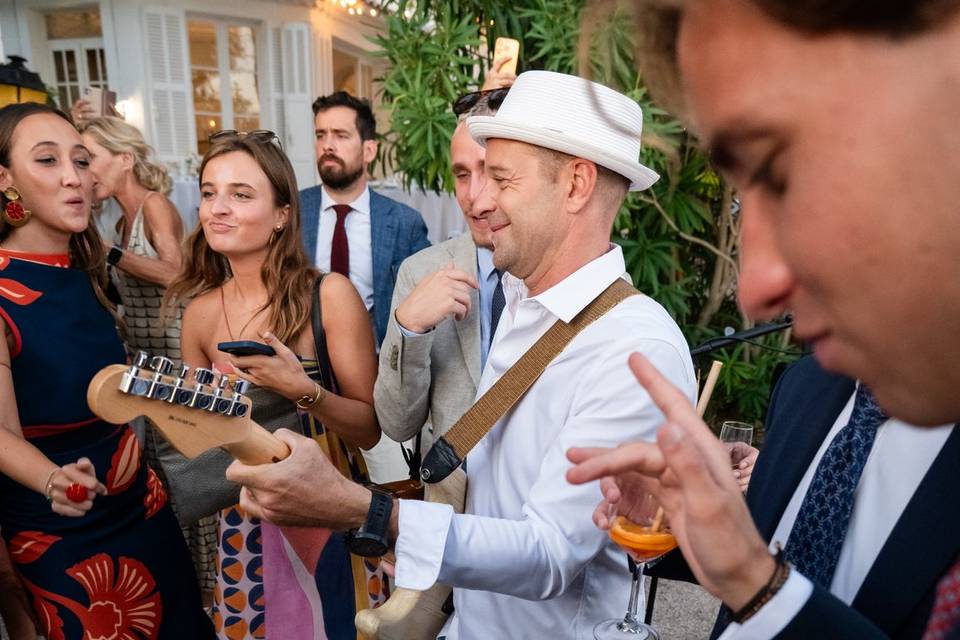 Photo verticale_ musicien avec invités
