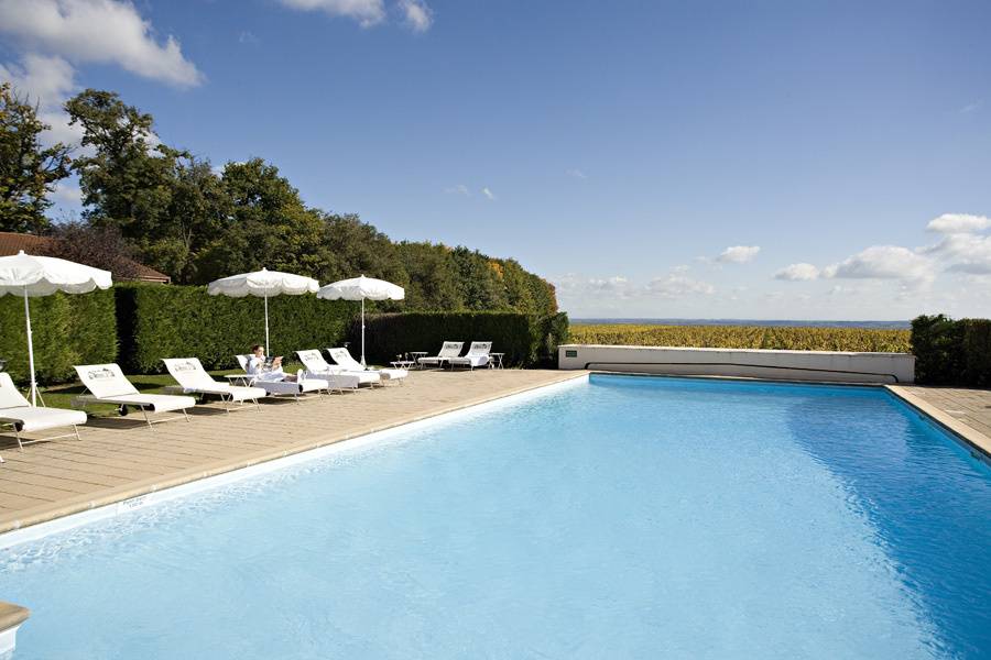 Piscine extérieure chauffée - château de pizay