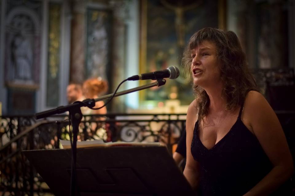 La propriétaire chante à l'église