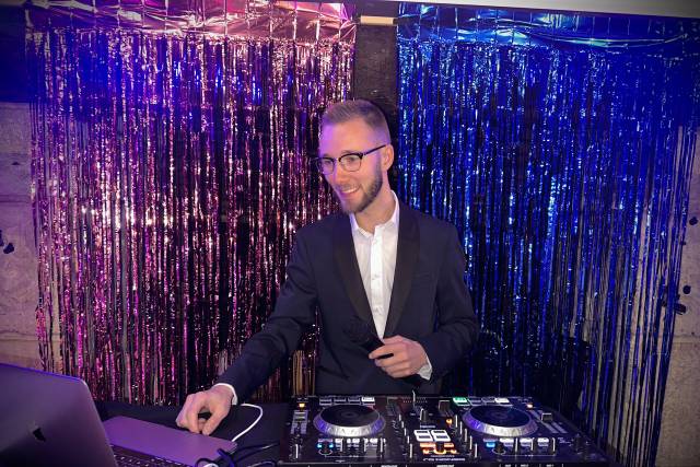 DJ