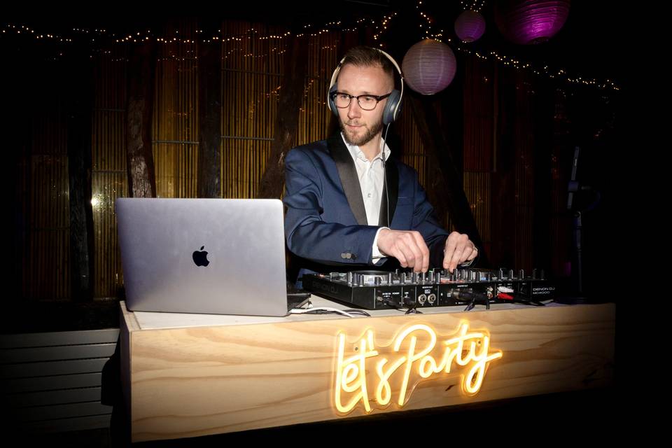 DJ