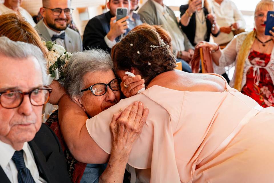 La mariée embrasse sa grand-mère