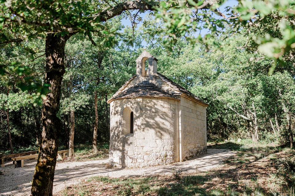 La chapelle dans la forêt