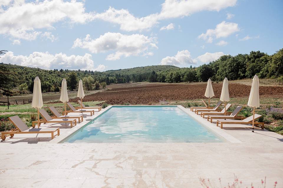 Piscine, vue champ de lavande