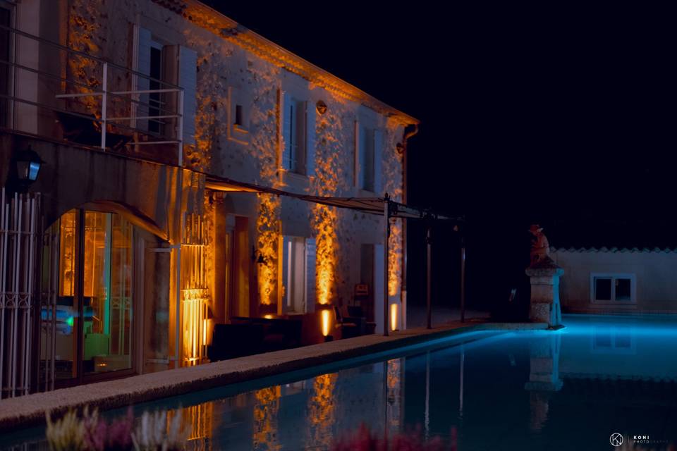 Façade du mas de nuit