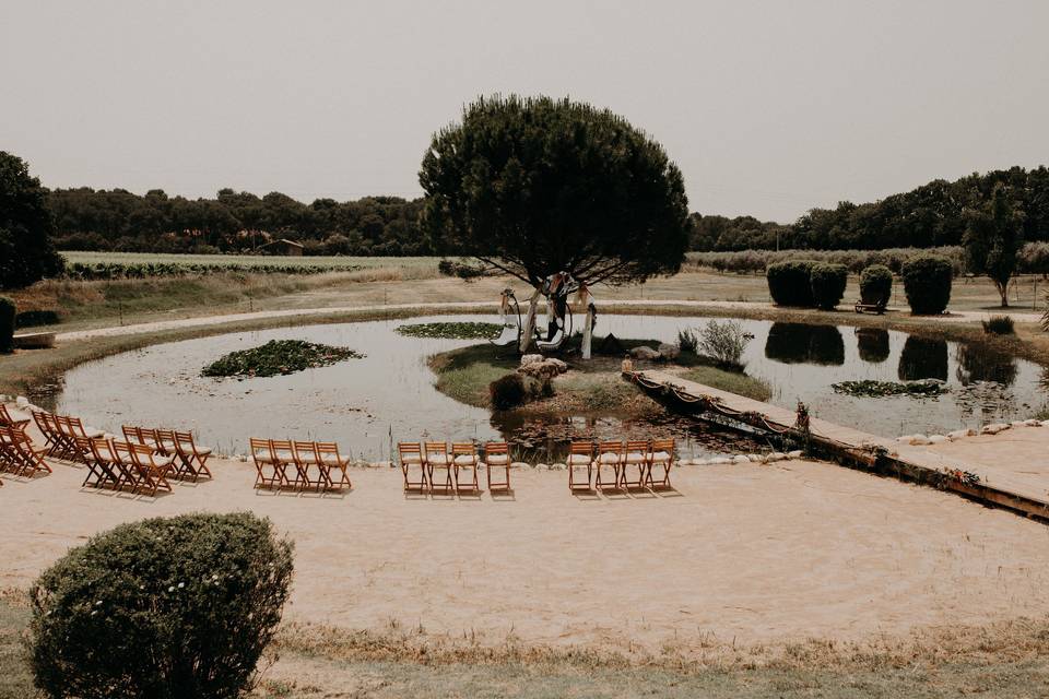 Etang avec sa plage et son ilo