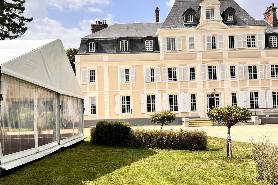 Chapiteau devant le château