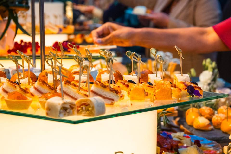 CANAPÉS_DIVERS_PENDANT_LE_RÉCEPTION_NUPCIALE