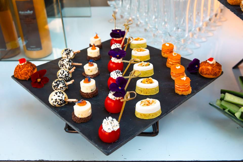 PLATEAU_NOIR_CANAPÉS_VARIÉS