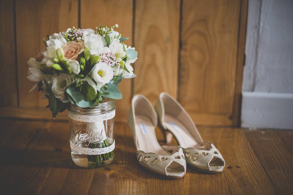 Chaussures et fleurs de mariée