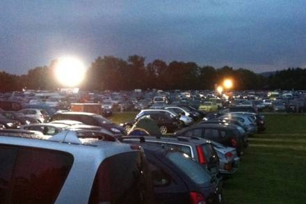 Parking, grand espace vert