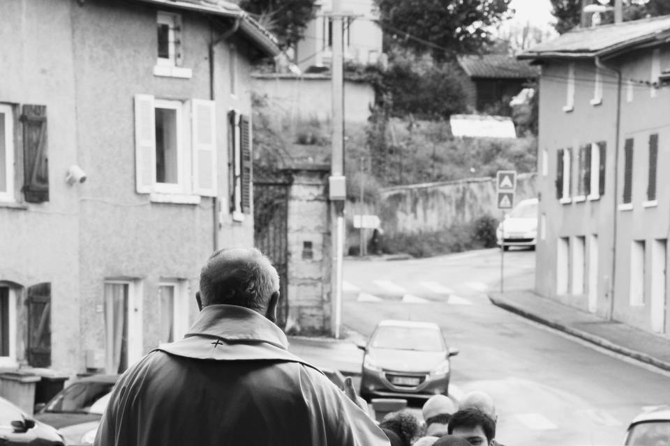 Devant l'église