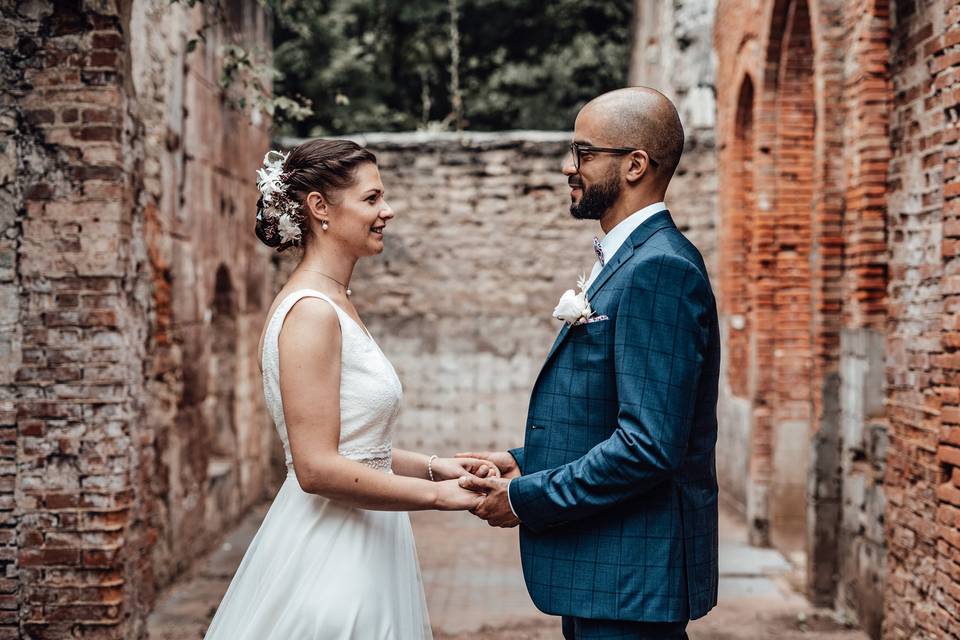 Un couple dans des ruines