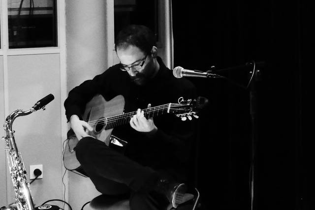 Leo à la guitare