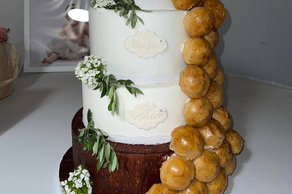 Gâteau De Mariage Avec La Décoration Comestible Illuminée Par La
