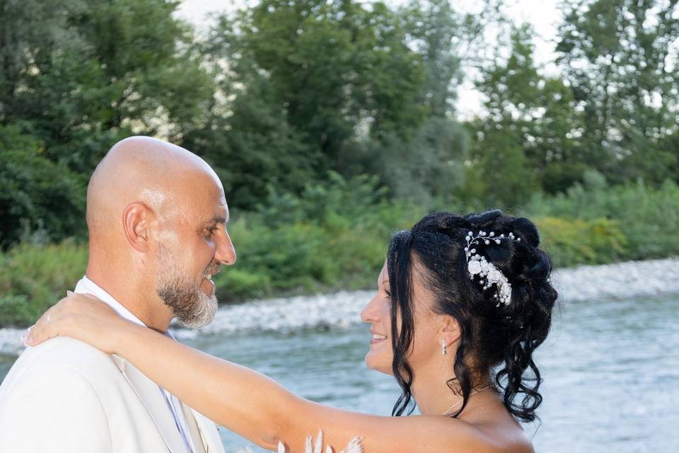 Séance couple au bord de l'eau