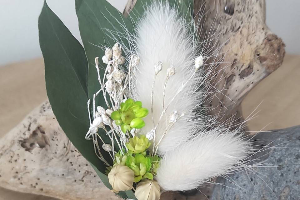 Boutonnière en fleurs séchées