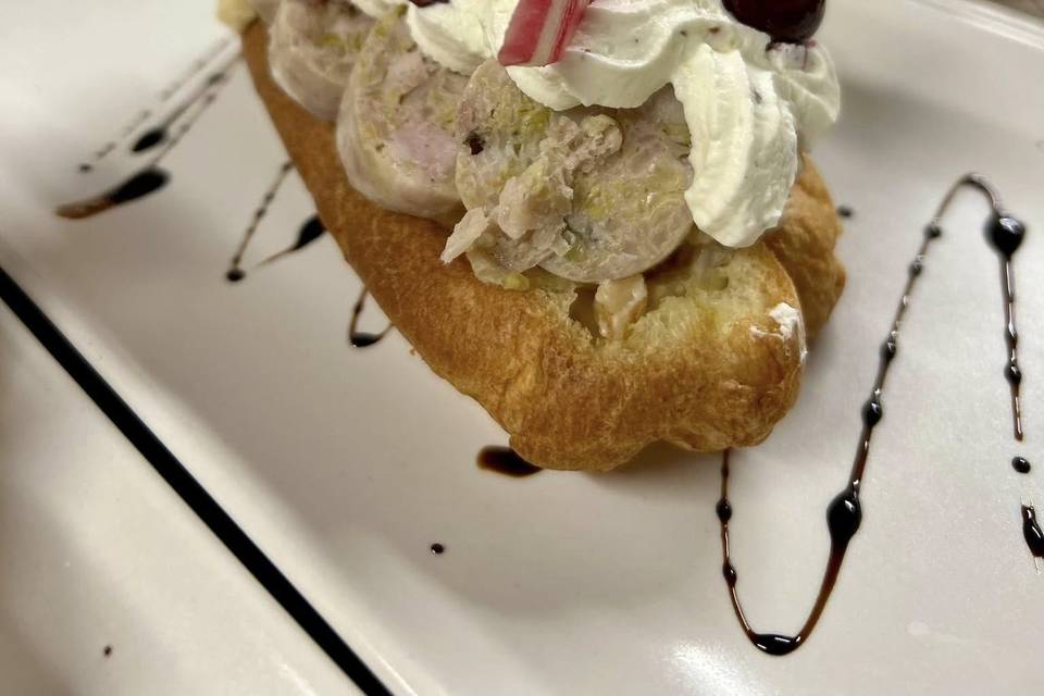 Eclair à la saucisse de choux