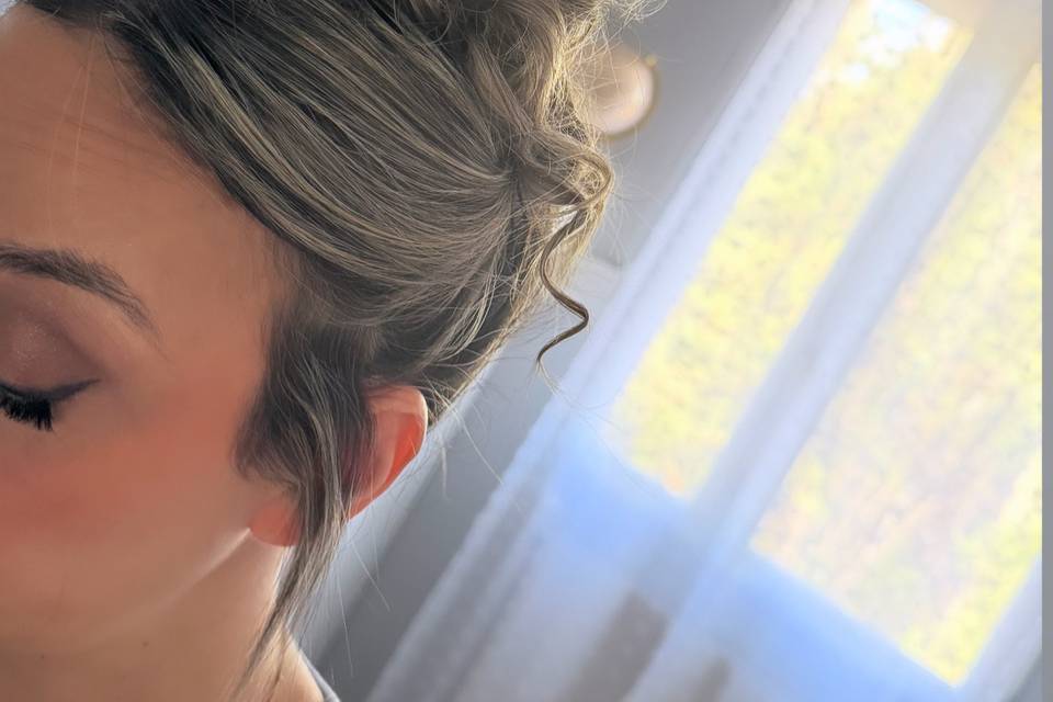Chignon haut boucles