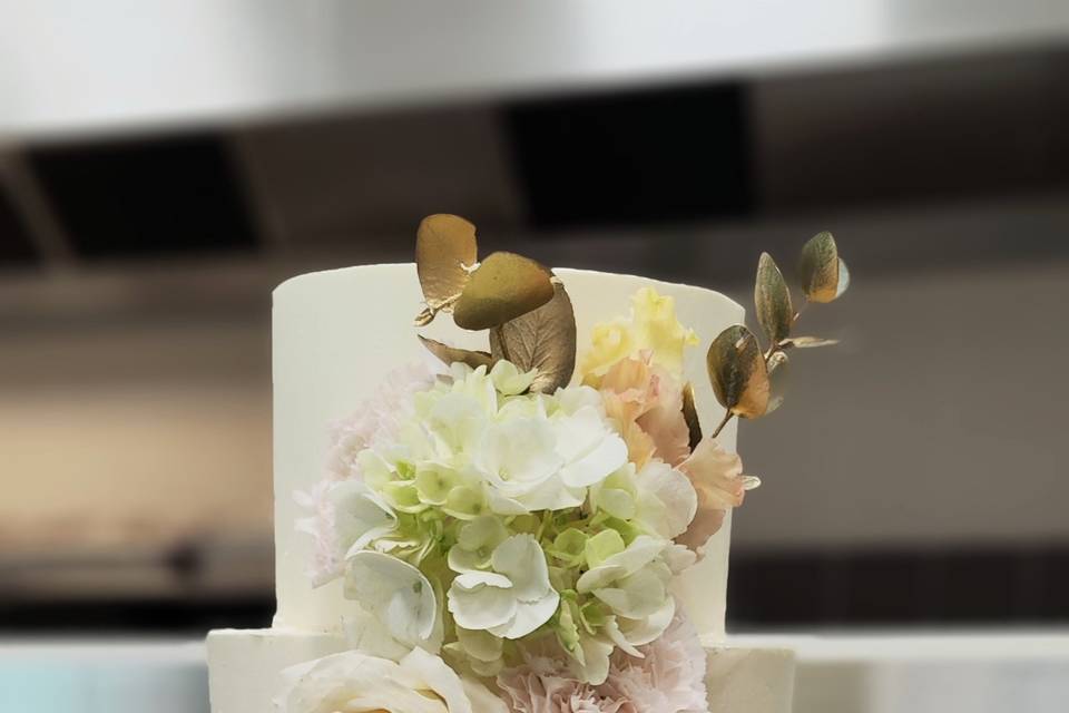 Gâteau avec fleurs fraîches