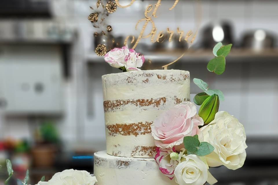 Nude cake et fleurs fraîches