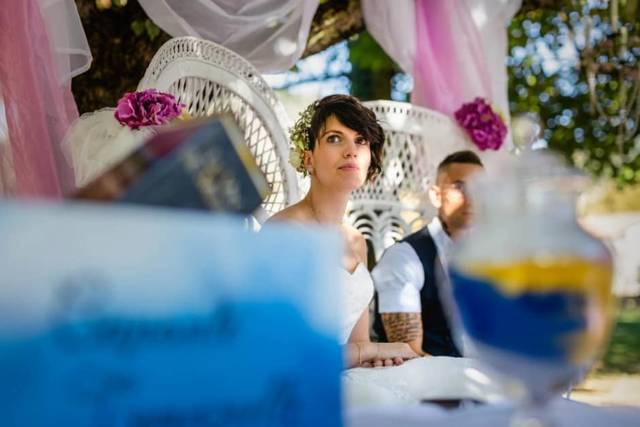 Une mariée concentrée
