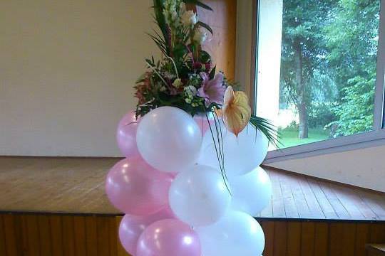 Colonne en ballons avec fleurs