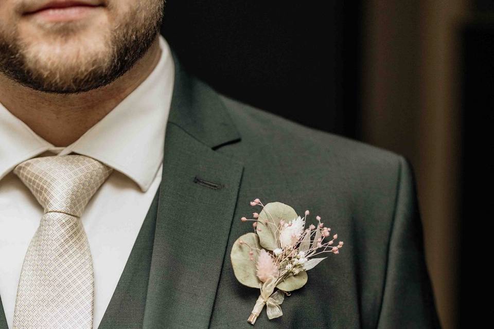 Costume marié avec boutonnière