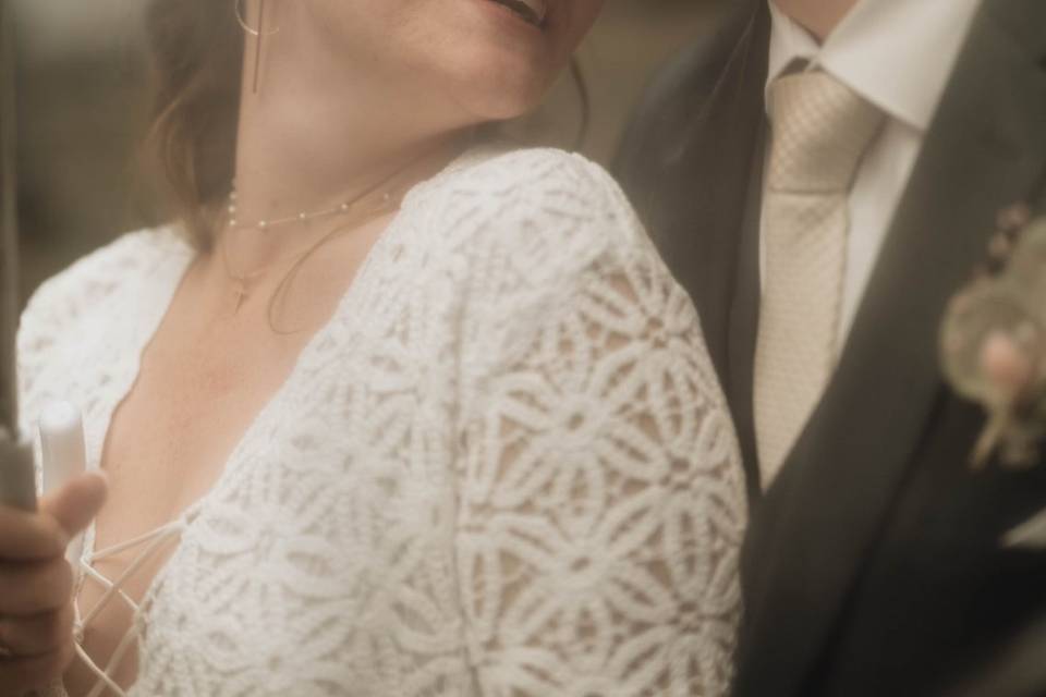 Séance couple sous la pluie