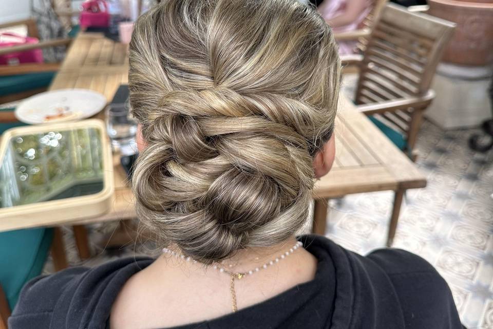 Chignon style catogan