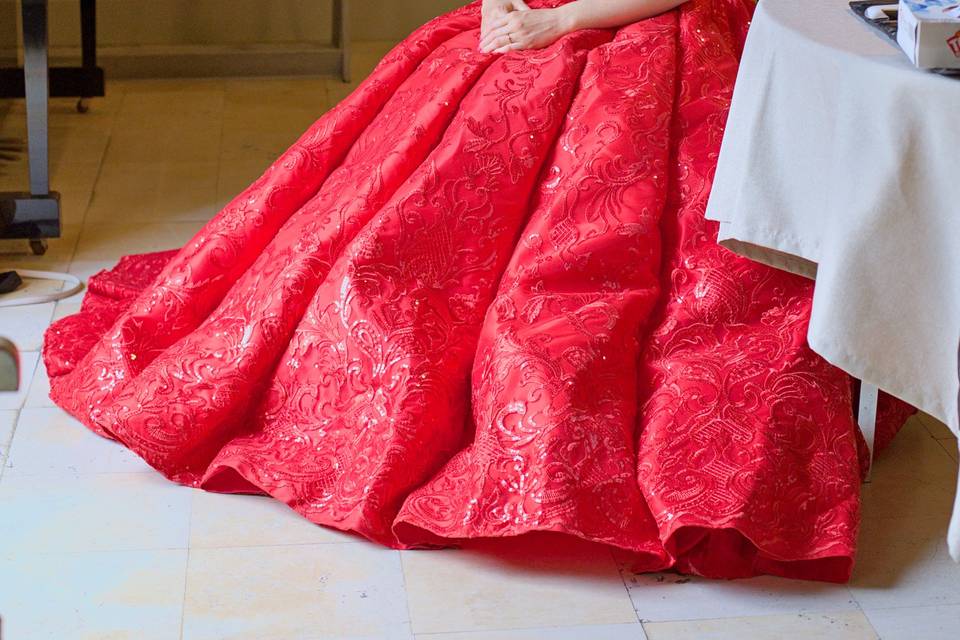 La mariée et sa robe rouge