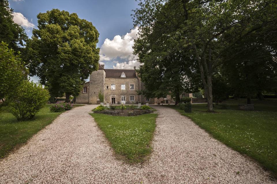 Au bout de l'allée, le manoir