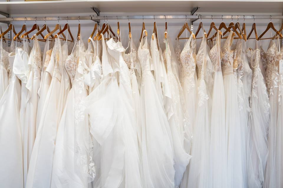 Exposition de robes blanches