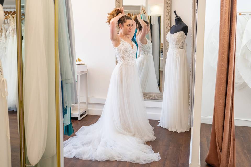 Femme essayant une robe
