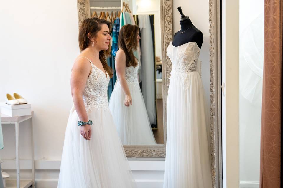 Femme regardant mannequin