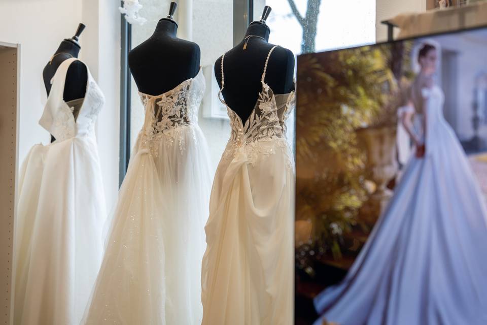 Mannequins et écran vidéo