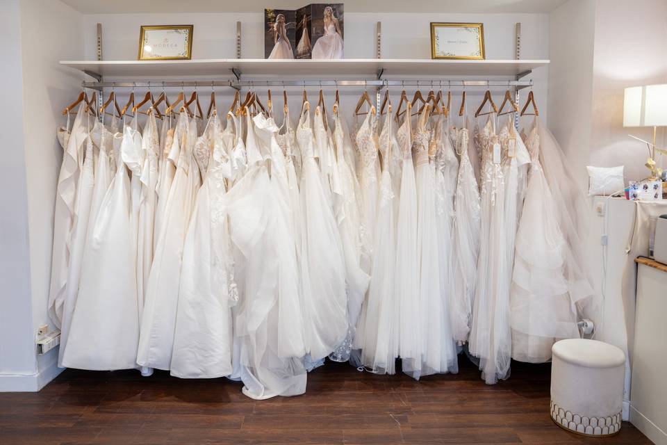 Rangée de robes blanches