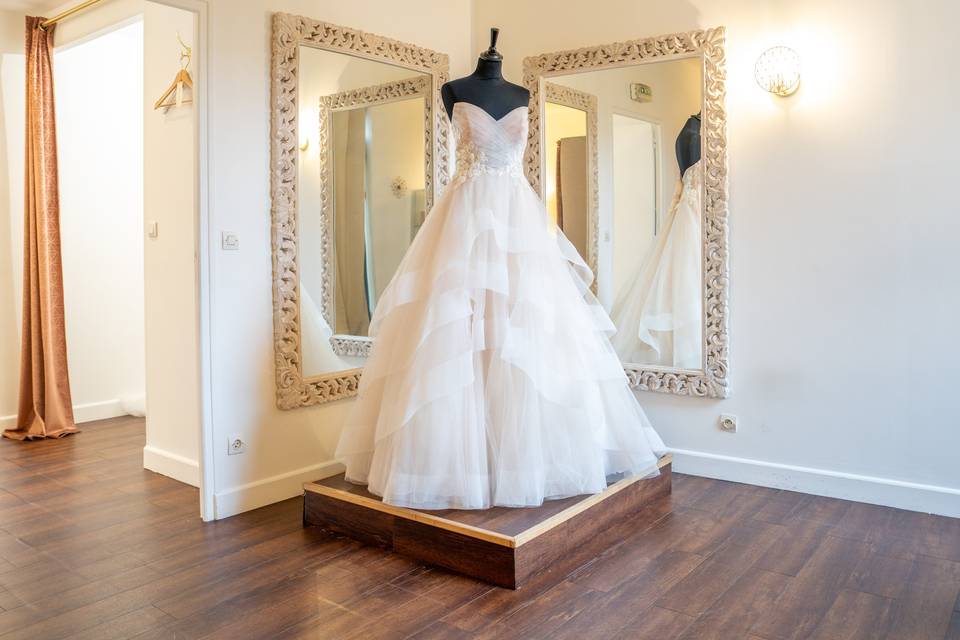 Robe à volants sur socle