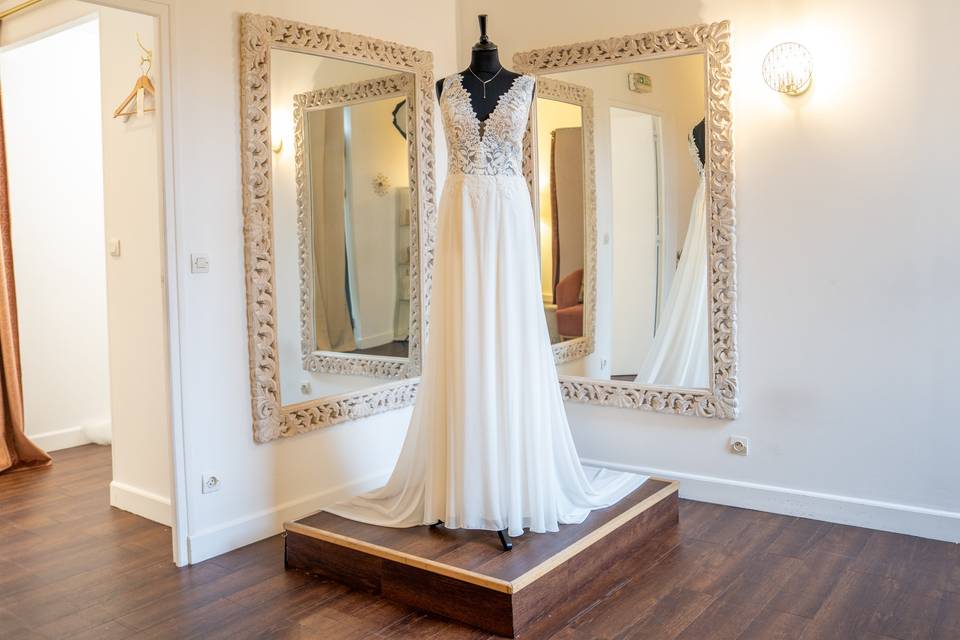 Robe minimaliste sur socle