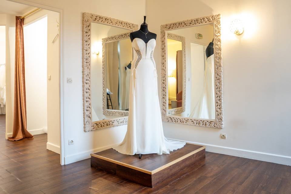 Robe sur socle bois
