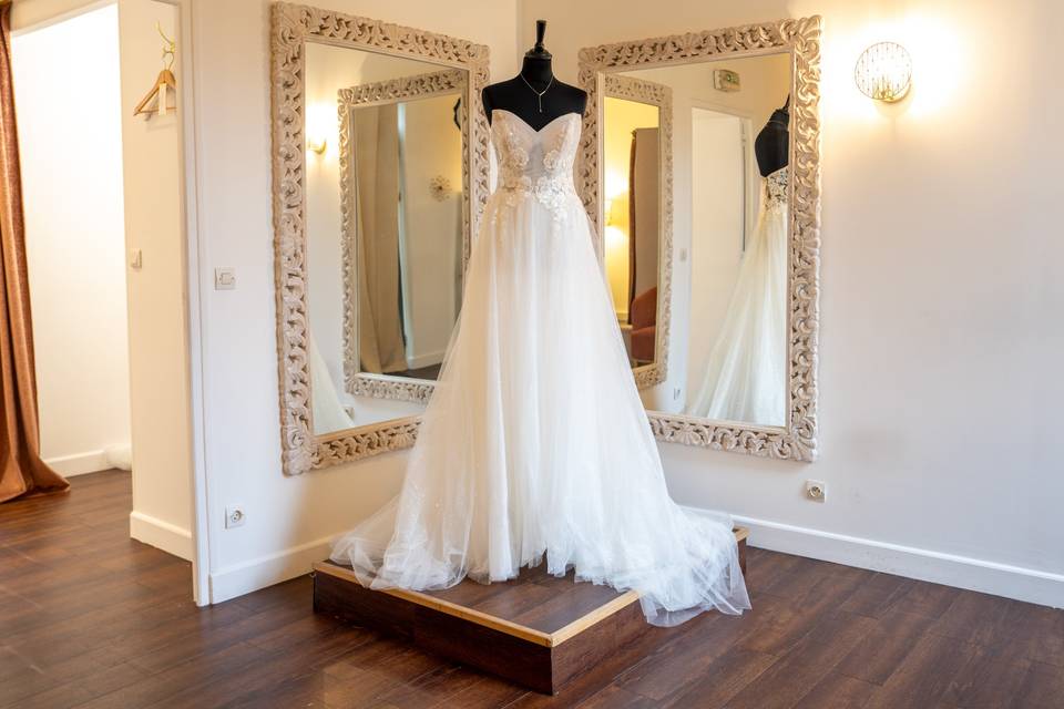 Robe sur socle et miroirs