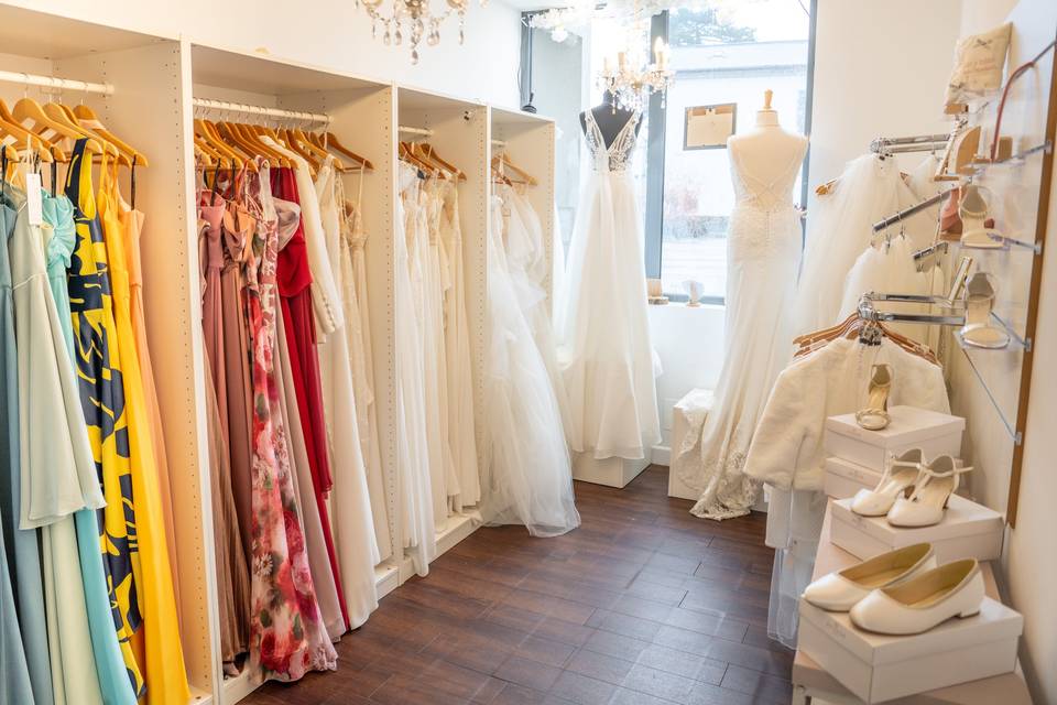 Robes colorées et blanches