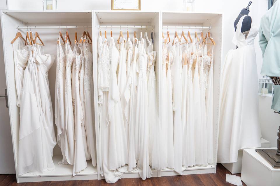 Robes de mariée sur cintres