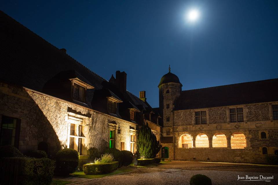 La cour la nuit