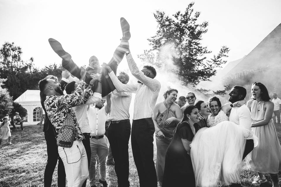 Photo de groupe en fumigène