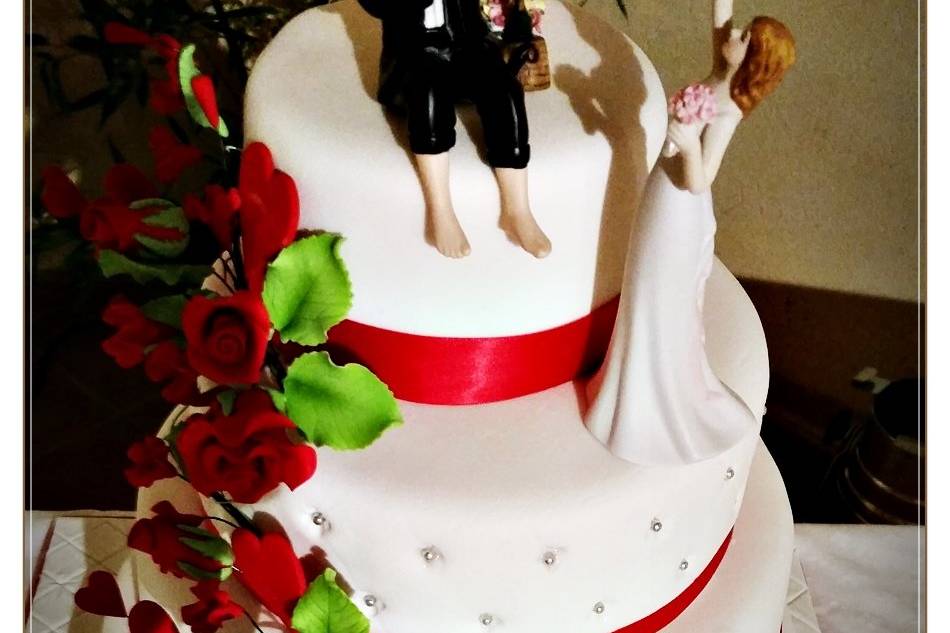 Wedding cake roses rouges