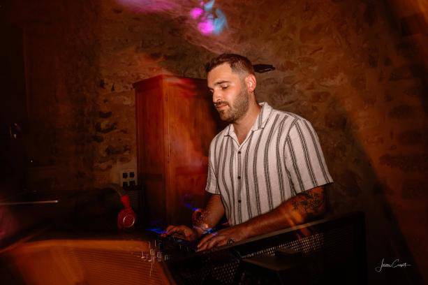 DJ