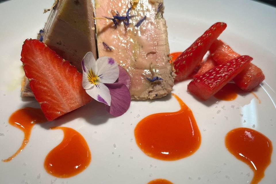 Foie gras, fraises marinées