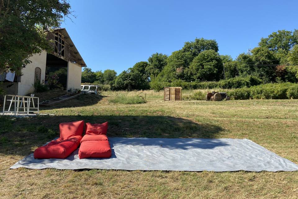 Devant le theâtre